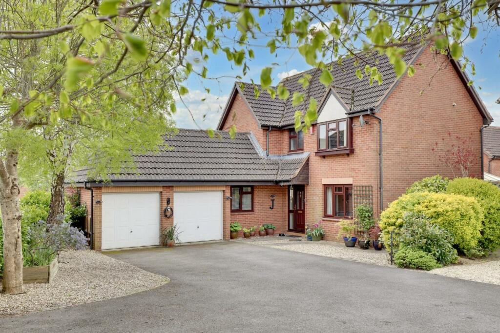 4 bedroom detached house for sale in Nolan Close, St Andrews Ridge