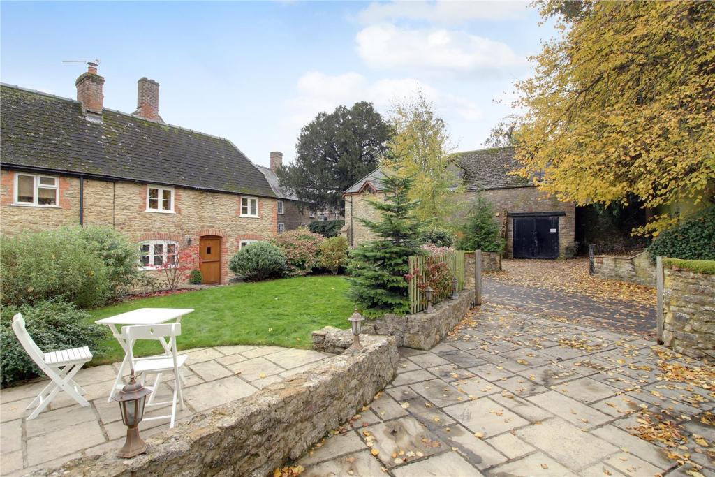 2 bedroom cottage for sale in Vicarage Lane, Highworth, Wiltshire, SN6