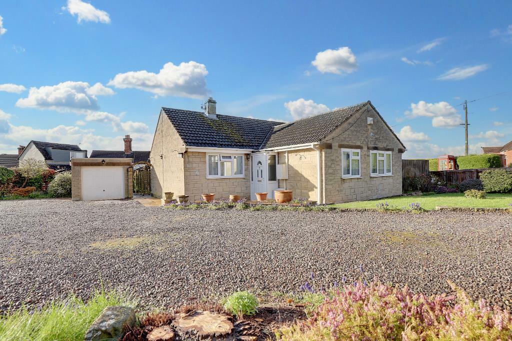 3 bedroom detached bungalow for sale in Grove Hill, Highworth