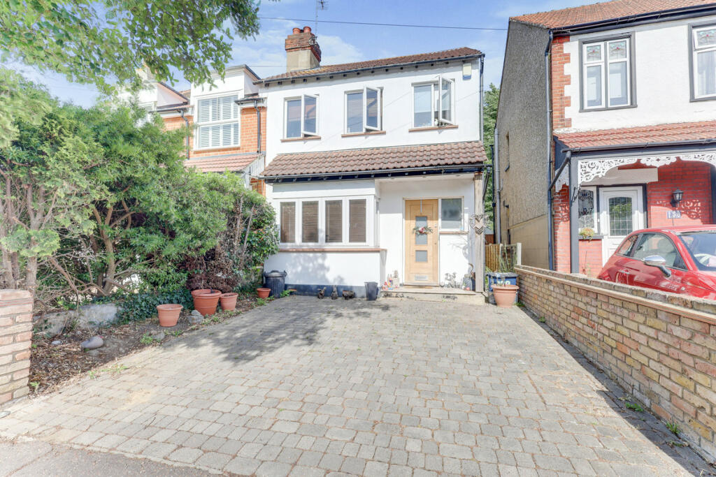 3 bedroom semidetached house for sale in Oakleigh Park Drive, Leighon