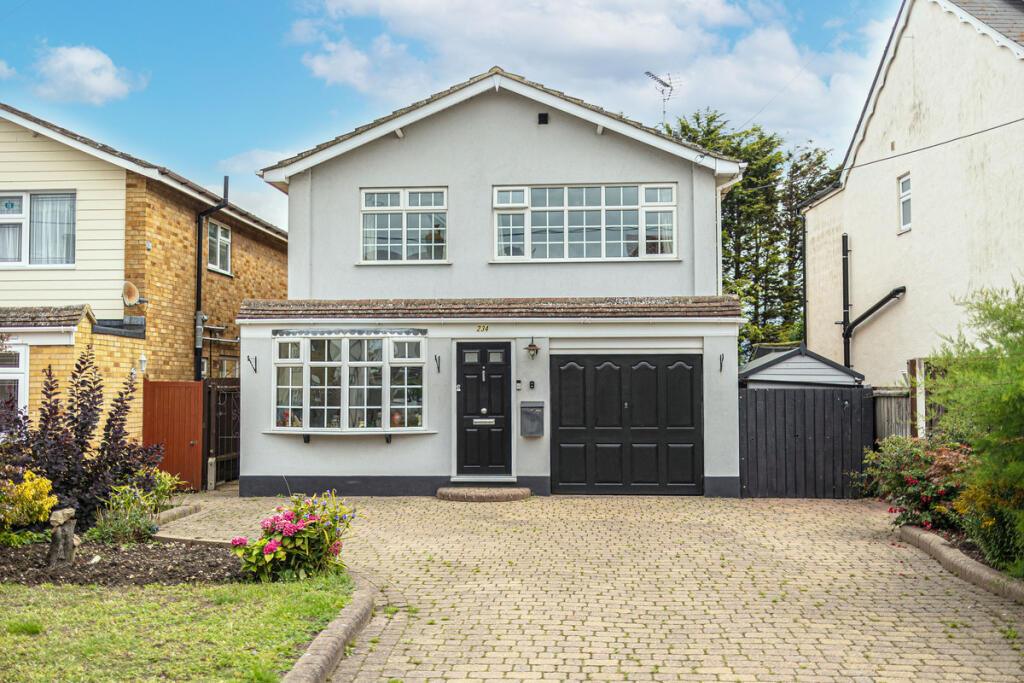 3 bedroom detached house for sale in Little Wakering Road, Shoeburyness