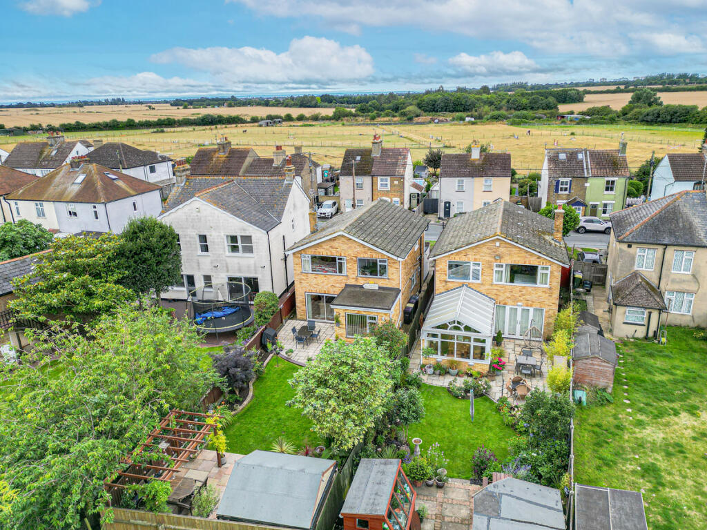 3 bedroom detached house for sale in Little Wakering Road, Shoeburyness