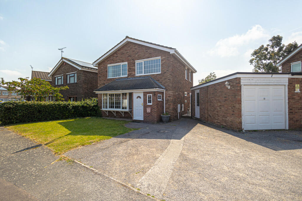 4 bedroom detached house for sale in Raphael Drive, Shoeburyness, SS3