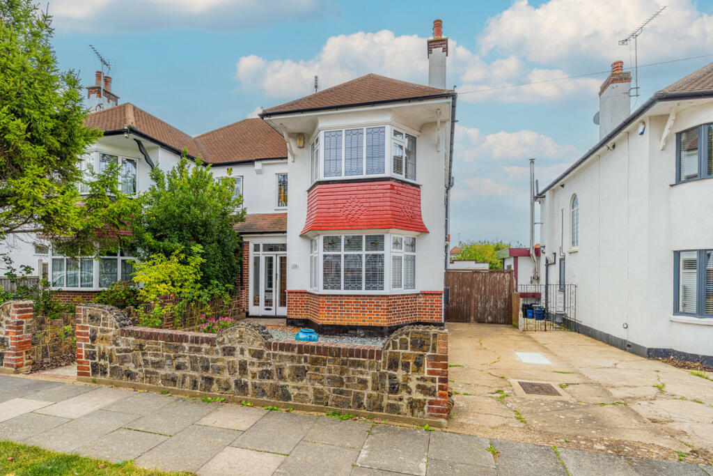 3 bedroom semidetached house for sale in Quorn Gardens, Leighonsea, SS9