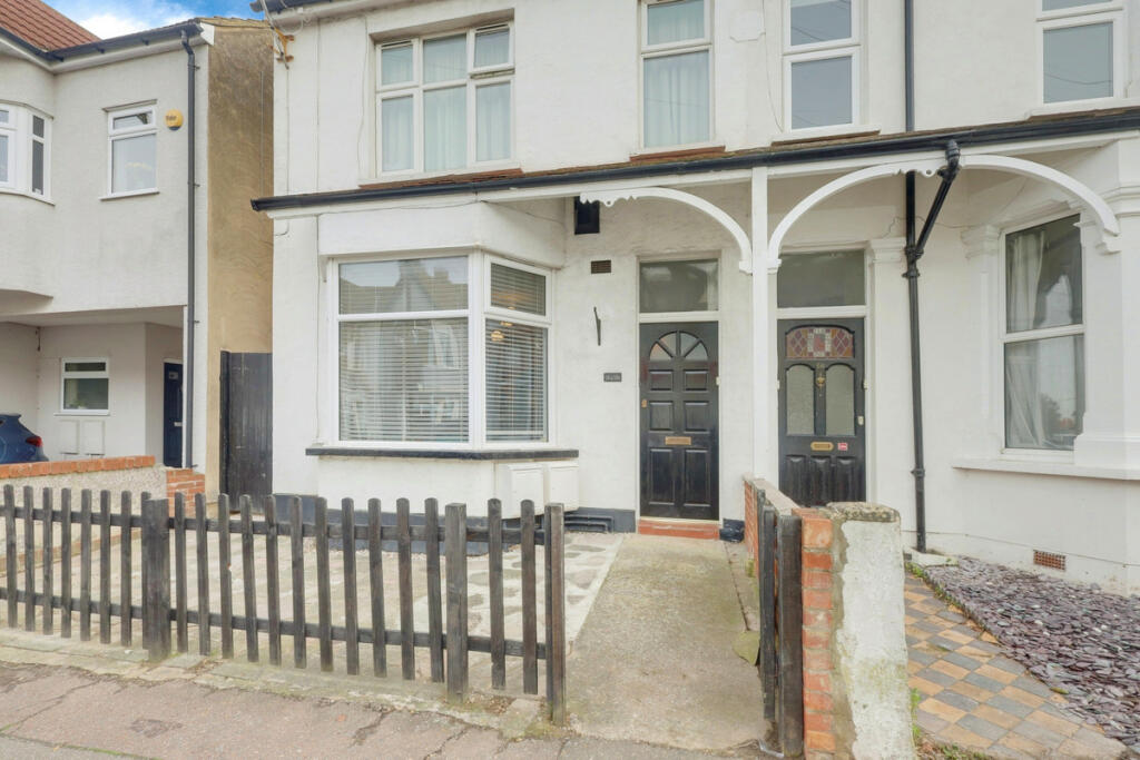 2 bedroom apartment for sale in Oakleigh Park Drive, Leighonsea, SS9