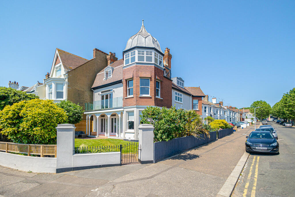 6 bedroom detached house for sale in 1 Seaforth Road, Westcliffonsea, SS0