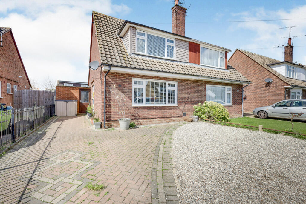3 bedroom semidetached house for sale in Eastbury Avenue, Rochford, SS4