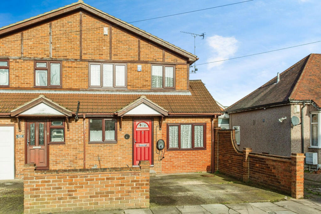 4 bedroom semidetached house for sale in Crossfield Road, Southendon