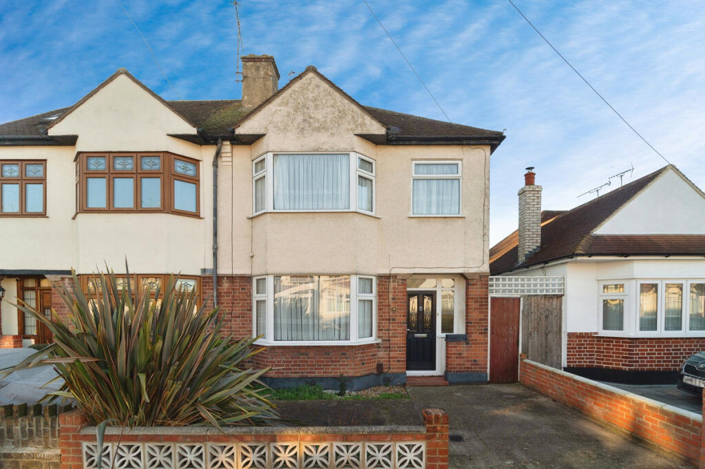 3 bedroom semidetached house for sale in Walsingham Road, Southendon
