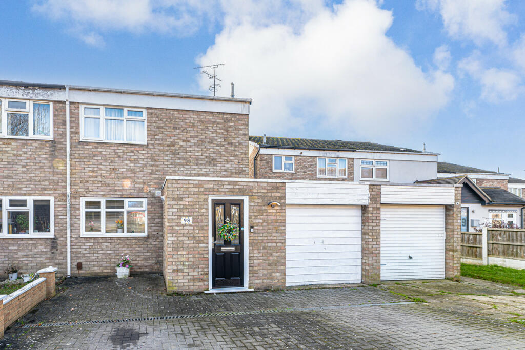 3 bedroom semidetached house for sale in Randolph Close, Leighonsea, SS9