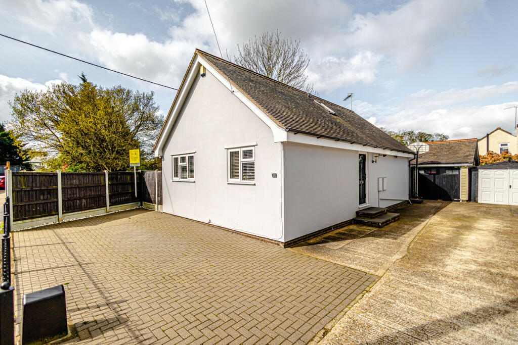 4 bedroom detached bungalow for sale in Thundersley Grove, Benfleet, SS7