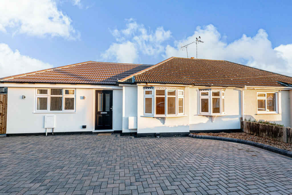 3 bedroom semidetached bungalow for sale in Constitution Hill