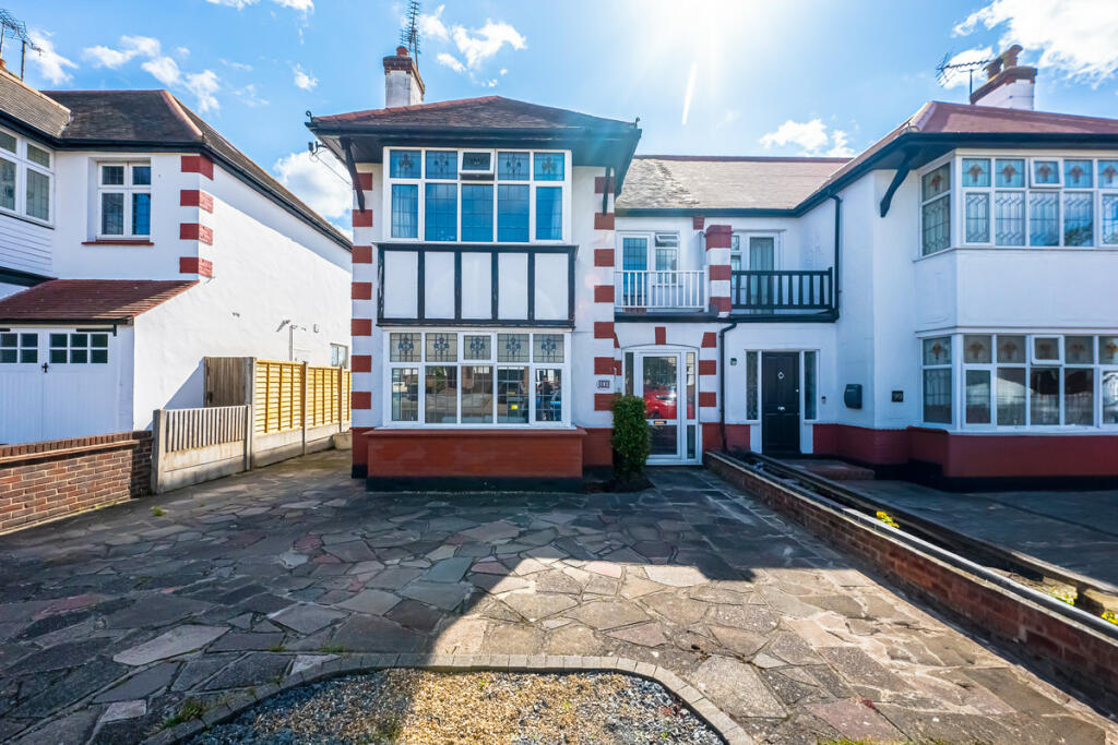 3 bedroom semidetached house for sale in Thames Drive, Leighonsea, SS9