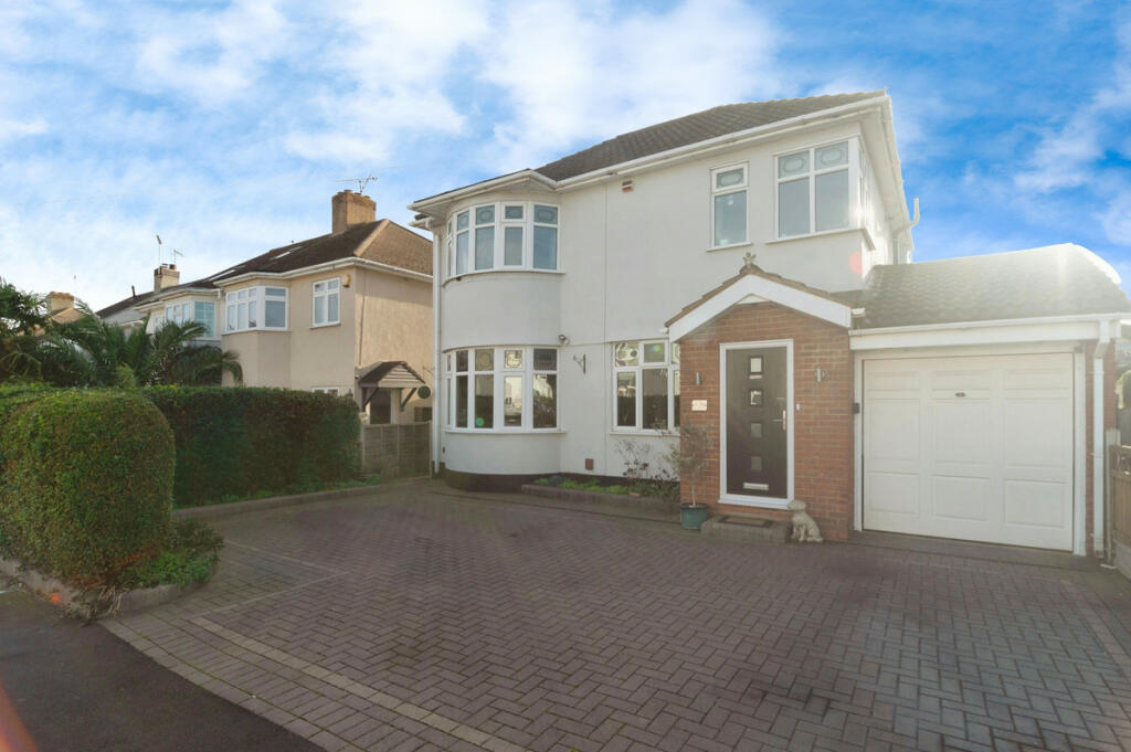 3 bedroom detached house for sale in Brendon Way, Westcliffonsea, SS0