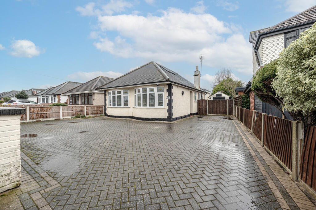 4 bedroom chalet for sale in Shipwrights Drive, Benfleet, SS7