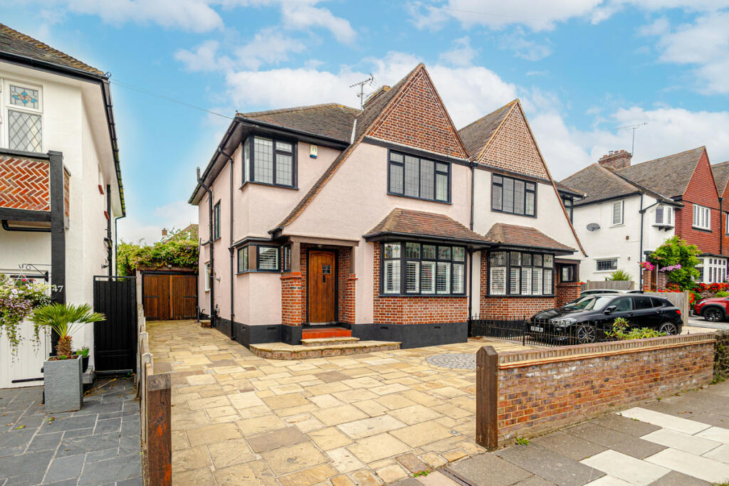 3 bedroom semidetached house for sale in Thames Drive, Leighonsea, SS9