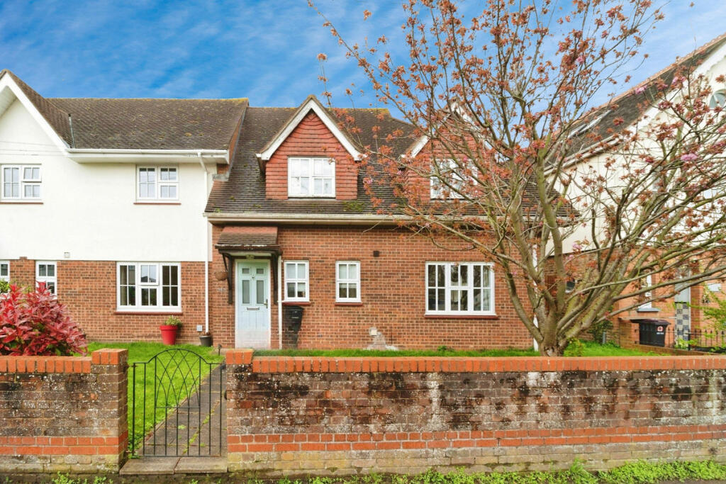 4 bedroom semidetached house for sale in Ashingdon Road, Rochford, SS4