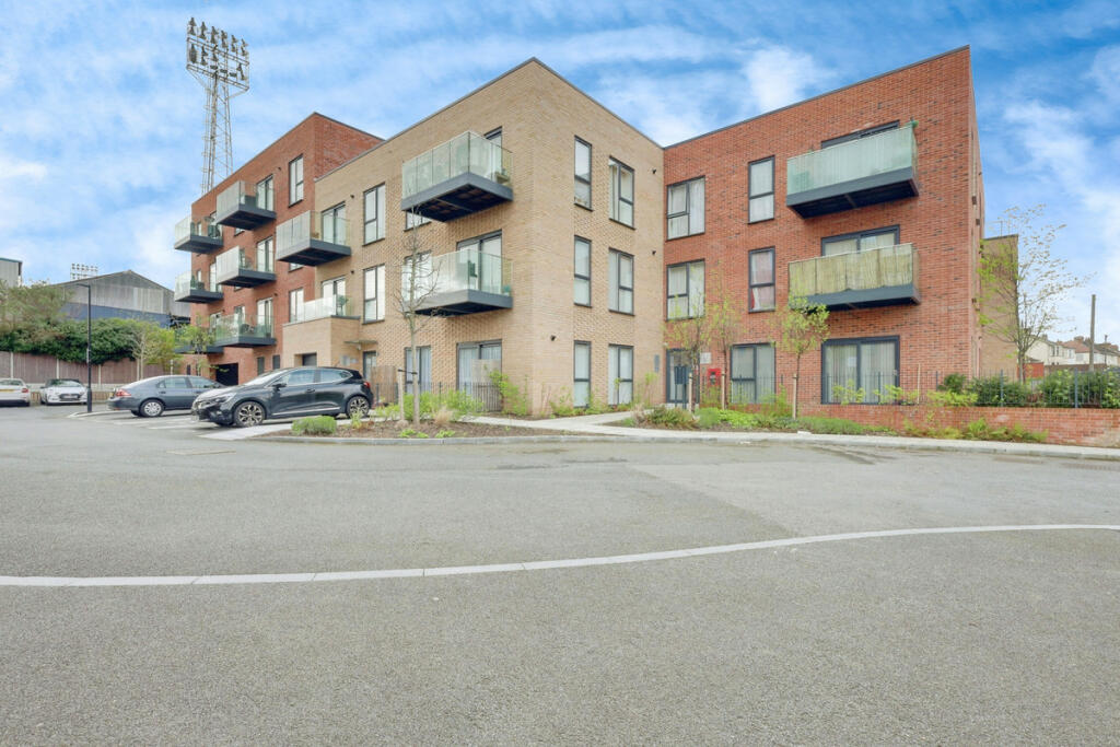 3 bedroom apartment for sale in Fairfax Drive, WestcliffonSea, SS0