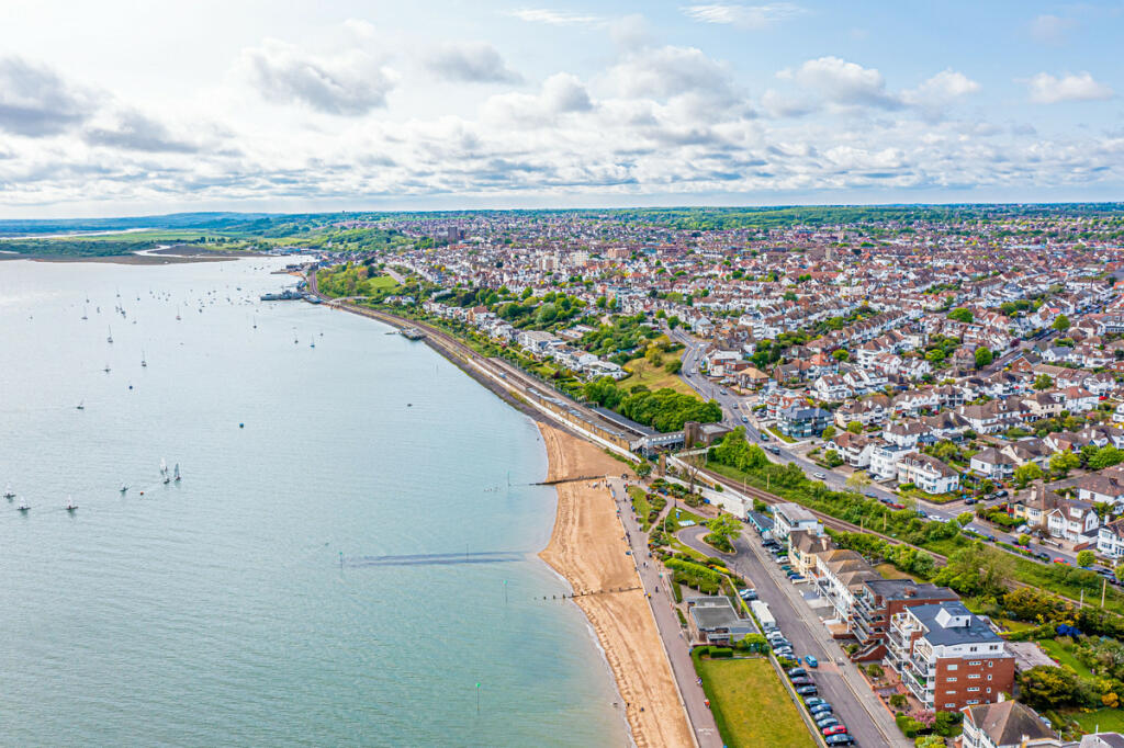 2 bedroom apartment for sale in Grand Parade, Leighonsea, SS9