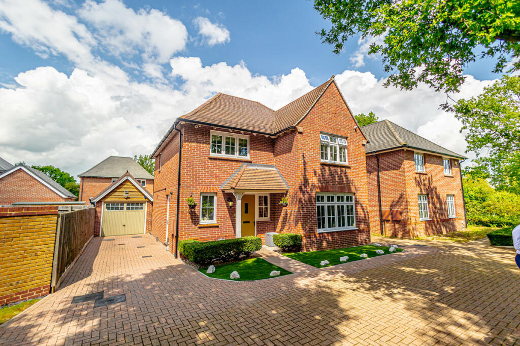 4 bedroom detached house for sale in Sellars Way, Basildon, SS15