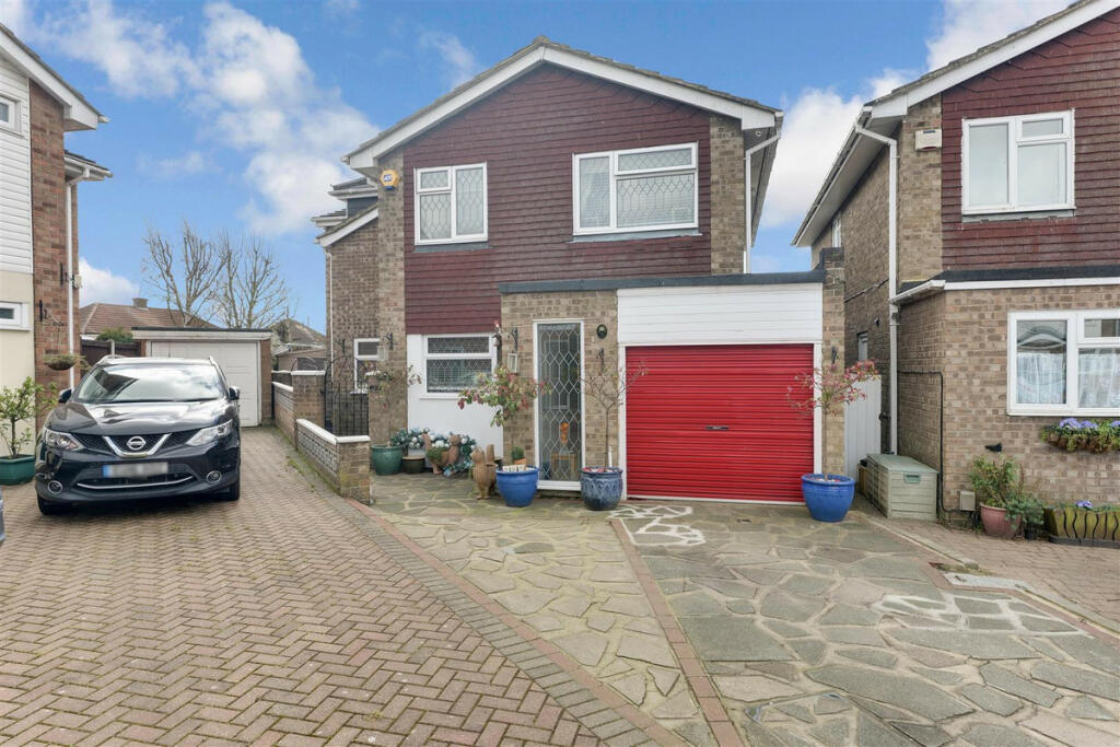 4 bedroom detached house for sale in Glenridding, Benfleet, SS7