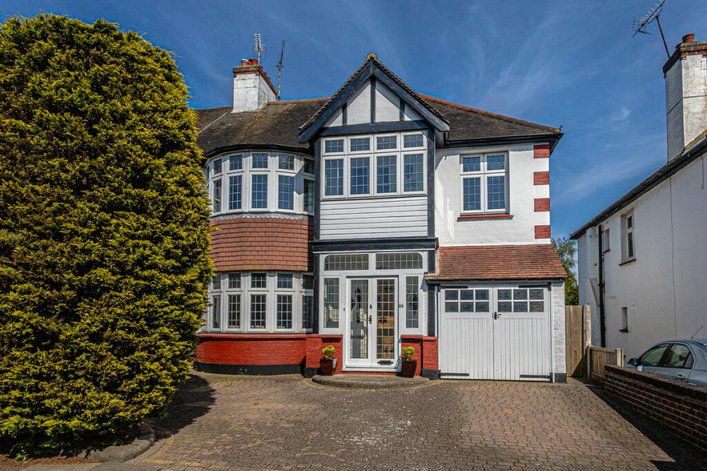5 bedroom semidetached house for sale in Thames Drive, Leighonsea, SS9