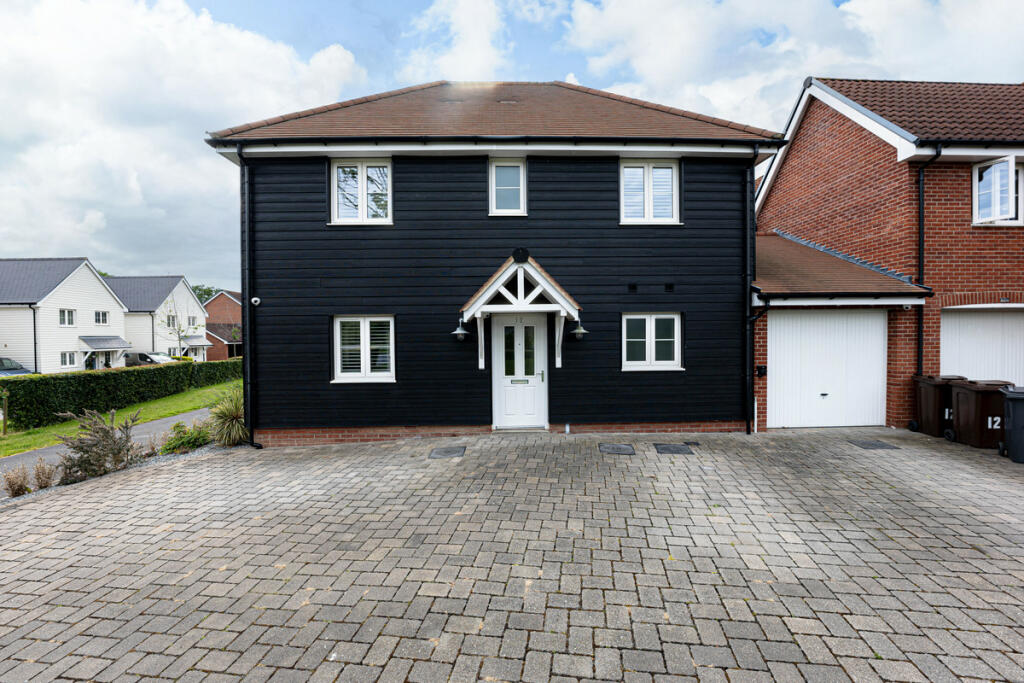 3 bedroom detached house for sale in Strom Olsen Close, Wickford, SS11