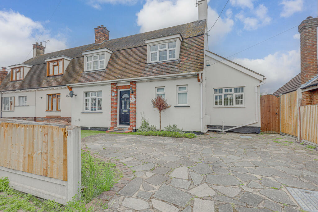 3 bedroom semidetached house for sale in Brackendale Avenue, Basildon