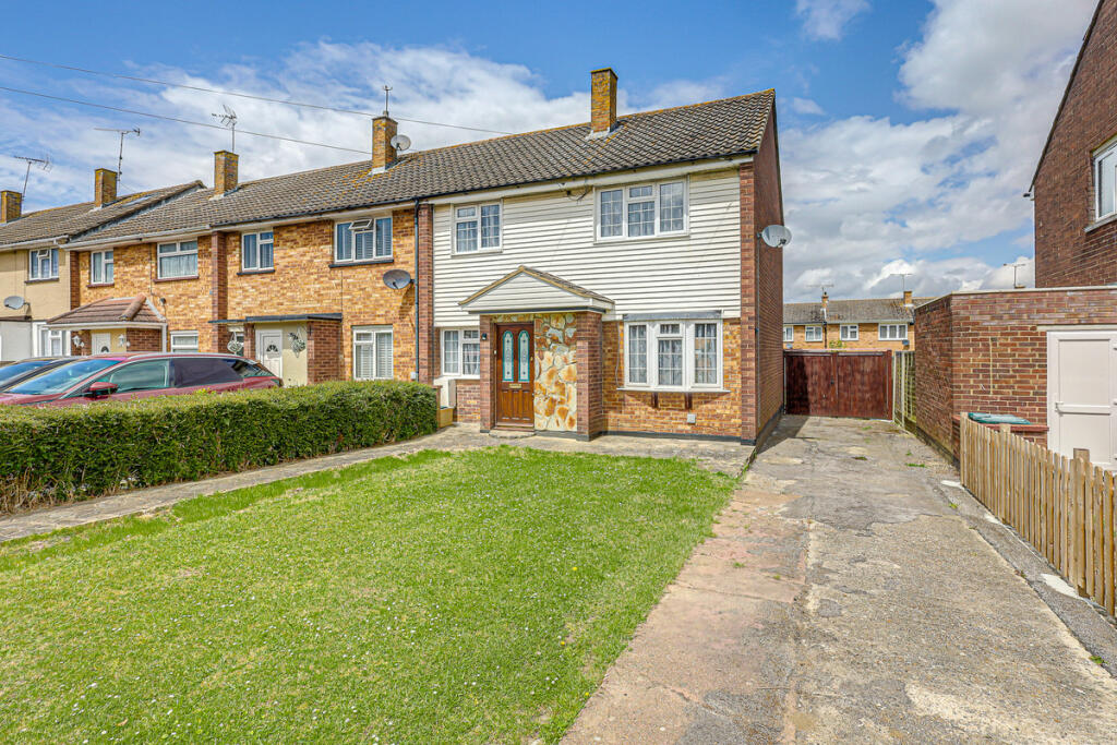 3 bedroom end of terrace house for sale in Parkfields, Benfleet, SS7