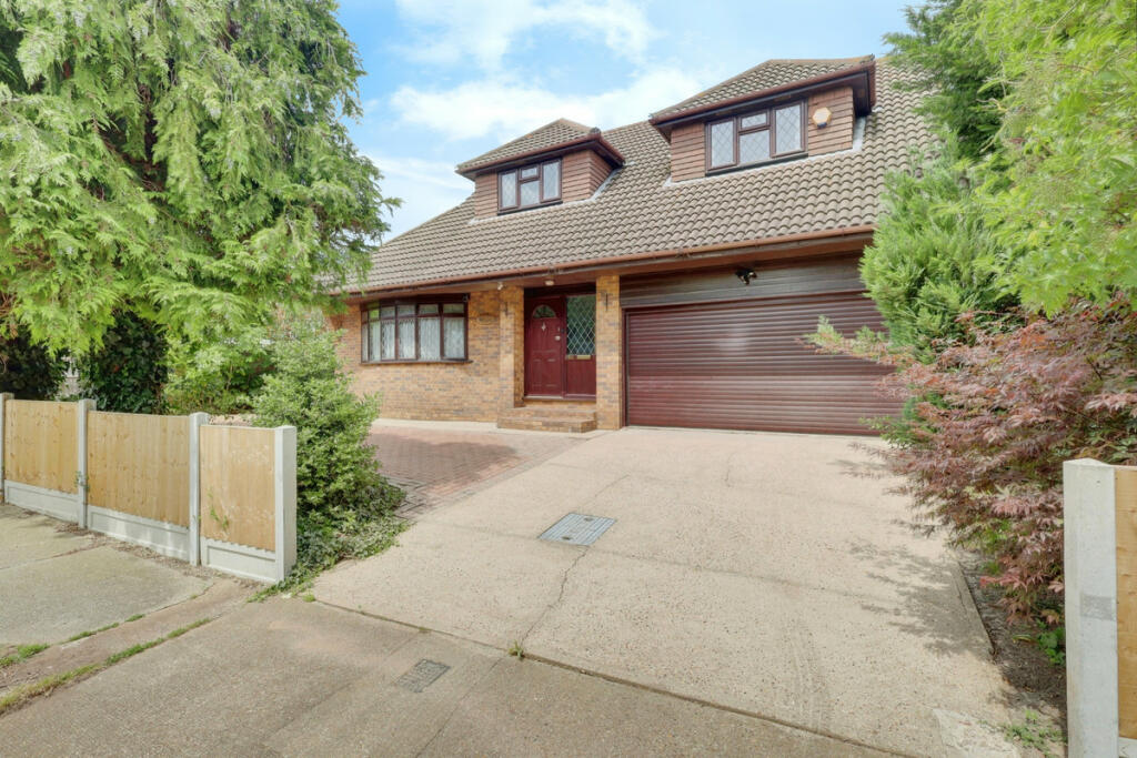 4 bedroom detached house for sale in Fairmead Avenue, Benfleet, SS7