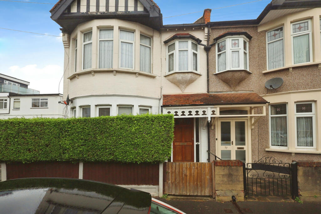 1 bedroom apartment for sale in Hildaville Drive, Westcliffonsea, SS0