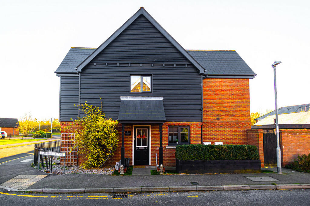 5 bedroom detached house for sale in Salisbury Close, Rayleigh, SS6