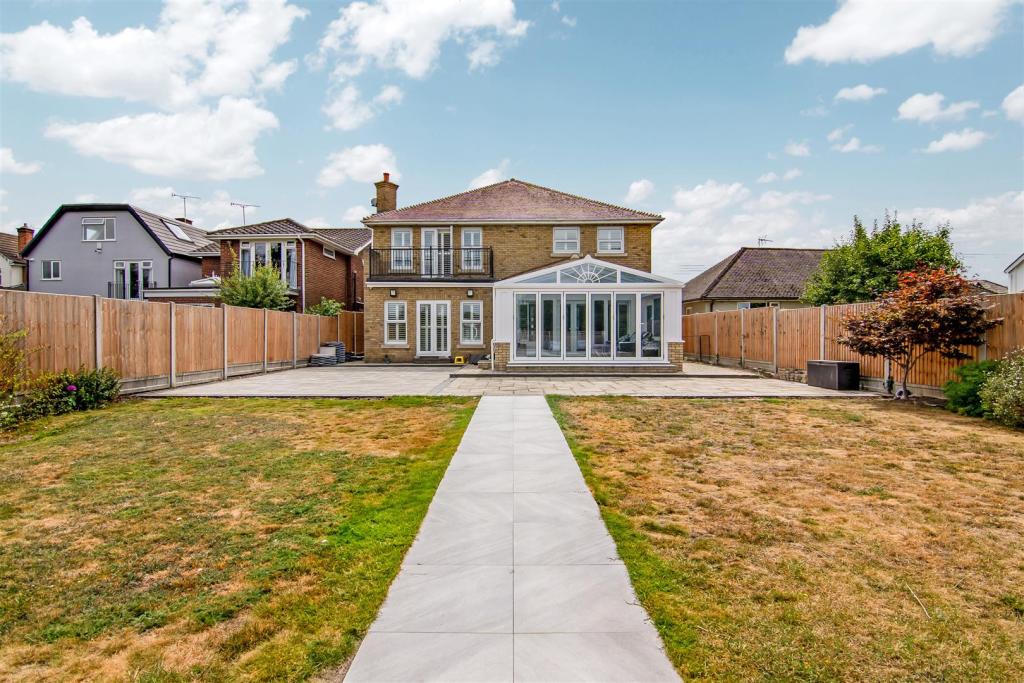 4 bedroom detached house for sale in Daws Heath Road, Benfleet, SS7