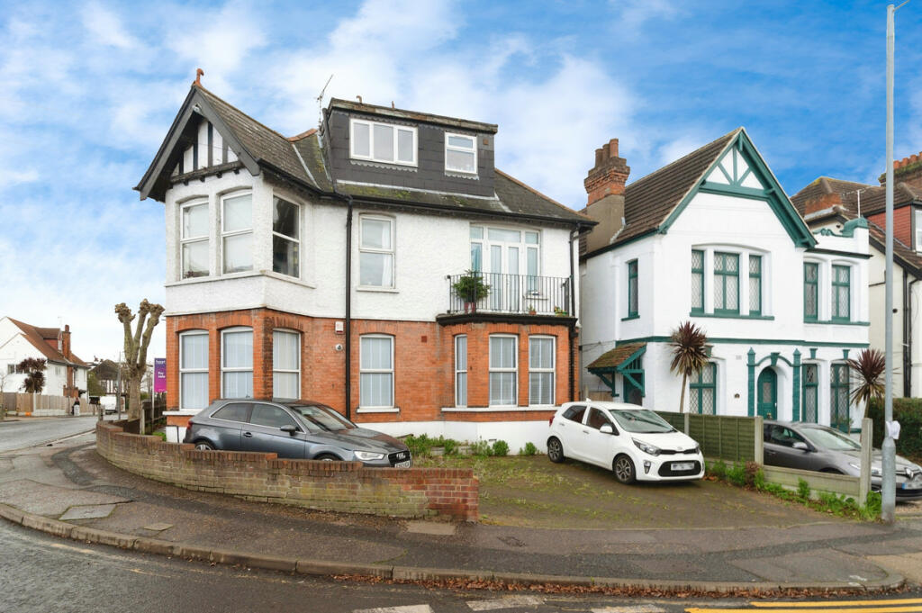 2 bedroom flat for sale in Canewdon Road, Westcliffonsea, SS0