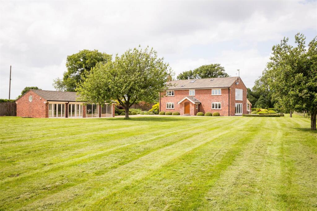 4 bedroom detached house for sale in Bonis Hall Lane, Prestbury