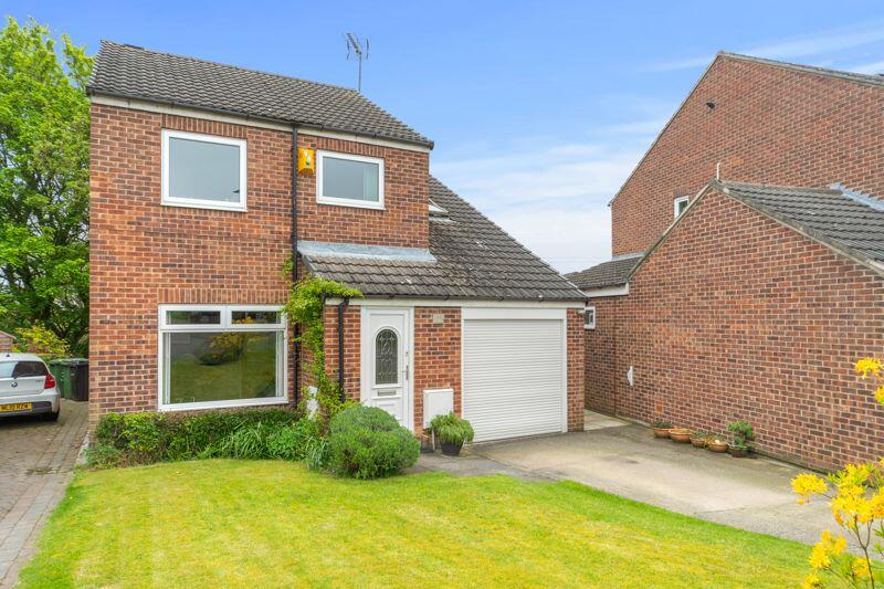4 bedroom detached house for sale in Woodcross Garth, Morley, LS27