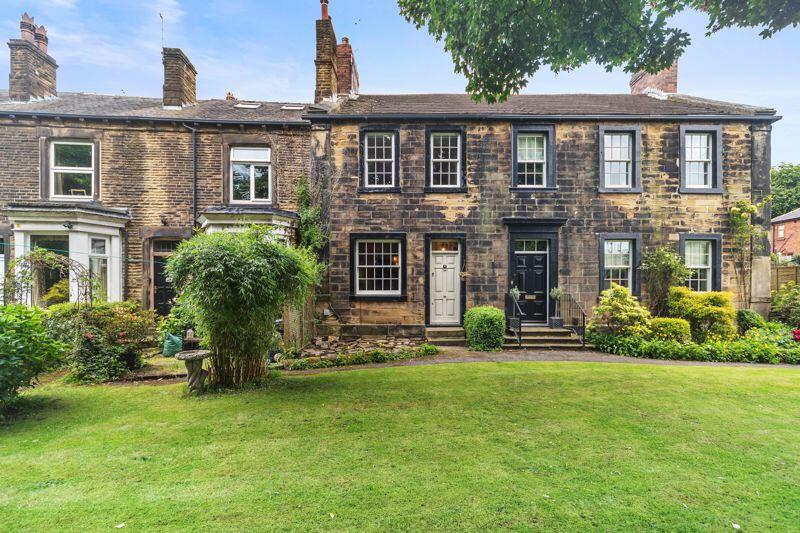 2 bedroom terraced house for sale in Town Street, Gildersome, LS27