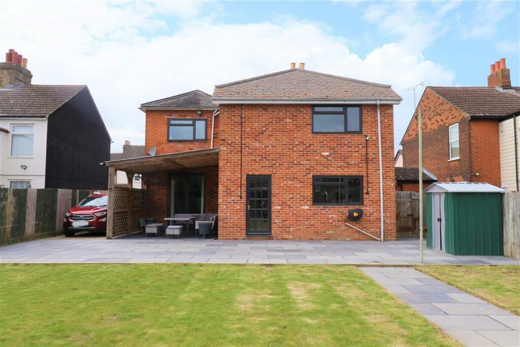 4 bedroom detached house for sale in Alan Road, Ipswich, IP3