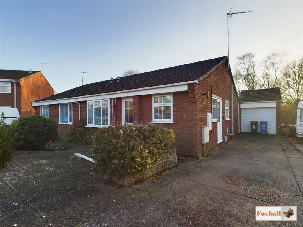 2 bedroom semidetached bungalow for sale in Braziers Wood Road
