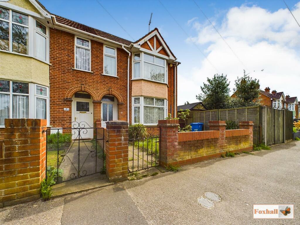 3 bedroom semidetached house for sale in Clapgate Lane, Ipswich, IP3