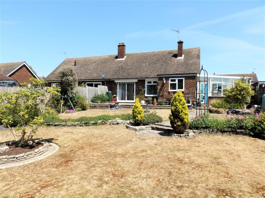 2 bedroom semi-detached bungalow for sale in Dorchester Road, Ipswich, IP3