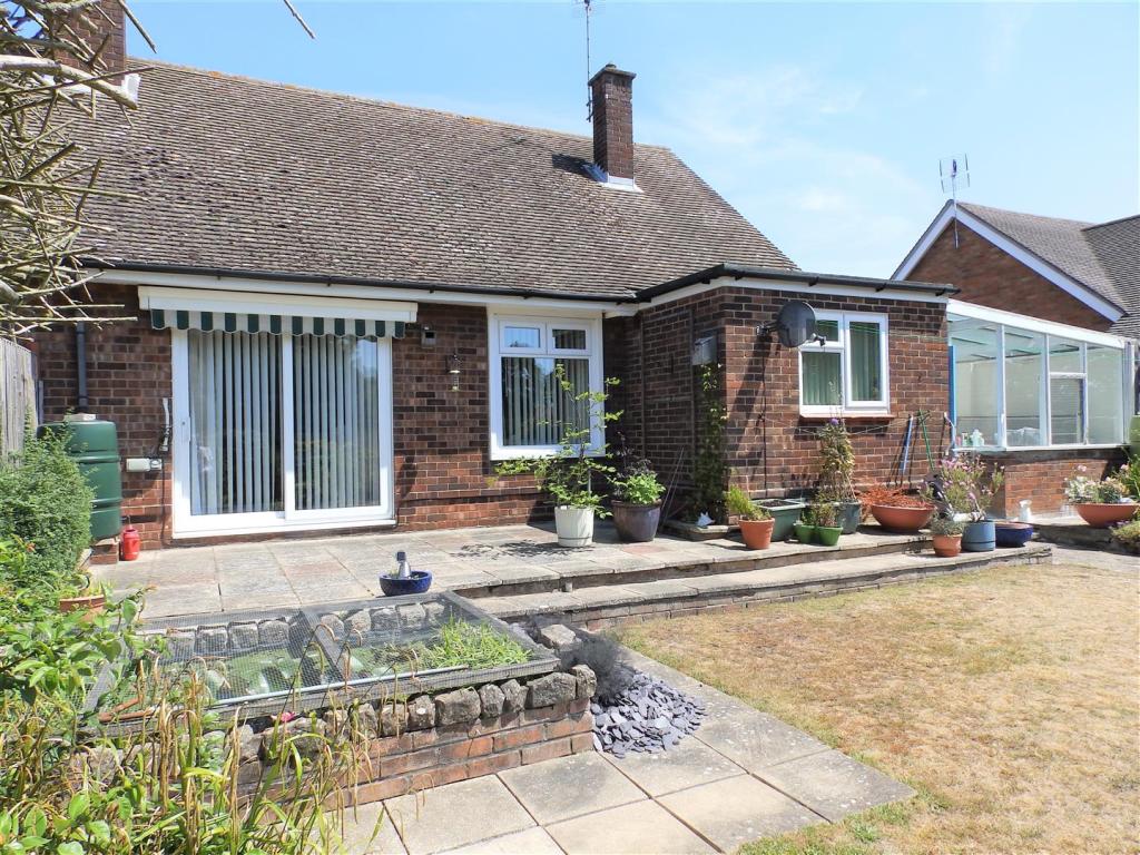 2 bedroom semidetached bungalow for sale in Dorchester Road, Ipswich, IP3