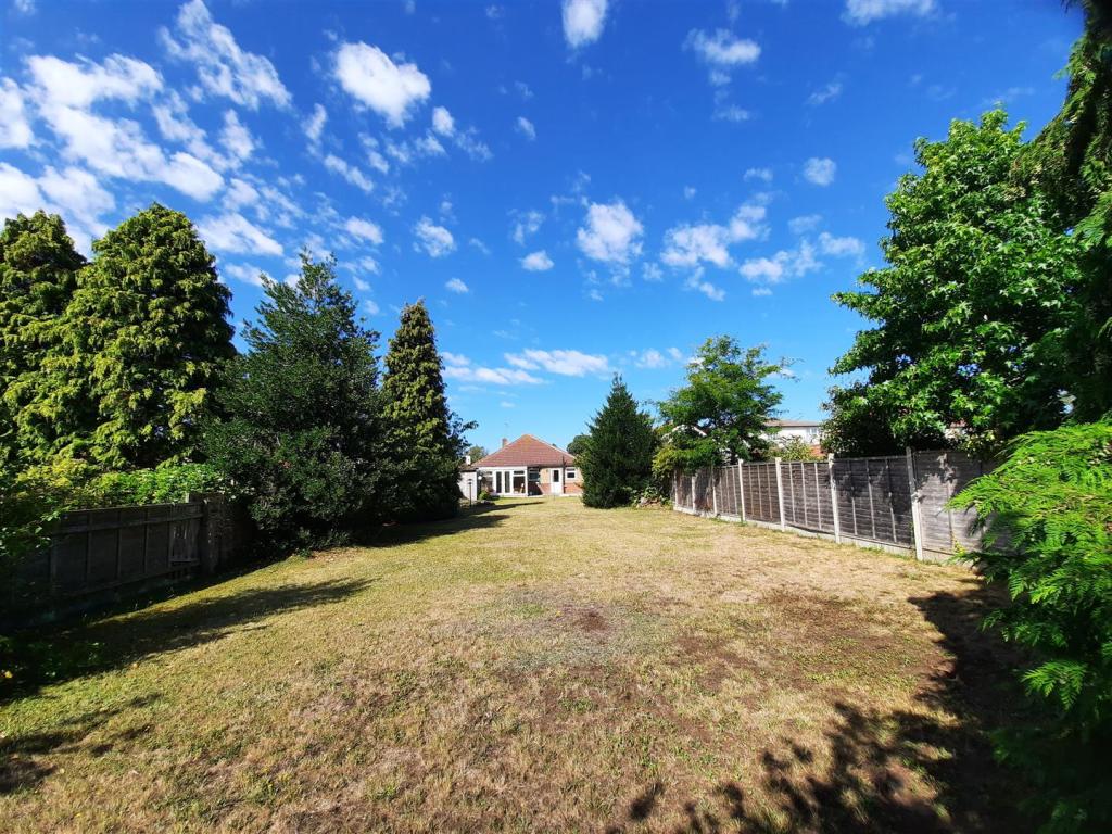 2 bedroom detached bungalow for sale in Bixley Road, Ipswich, IP3