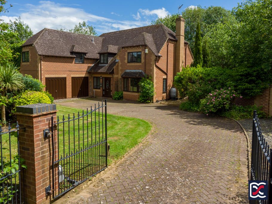 5 bedroom detached house for sale in Drayton Park, Daventry