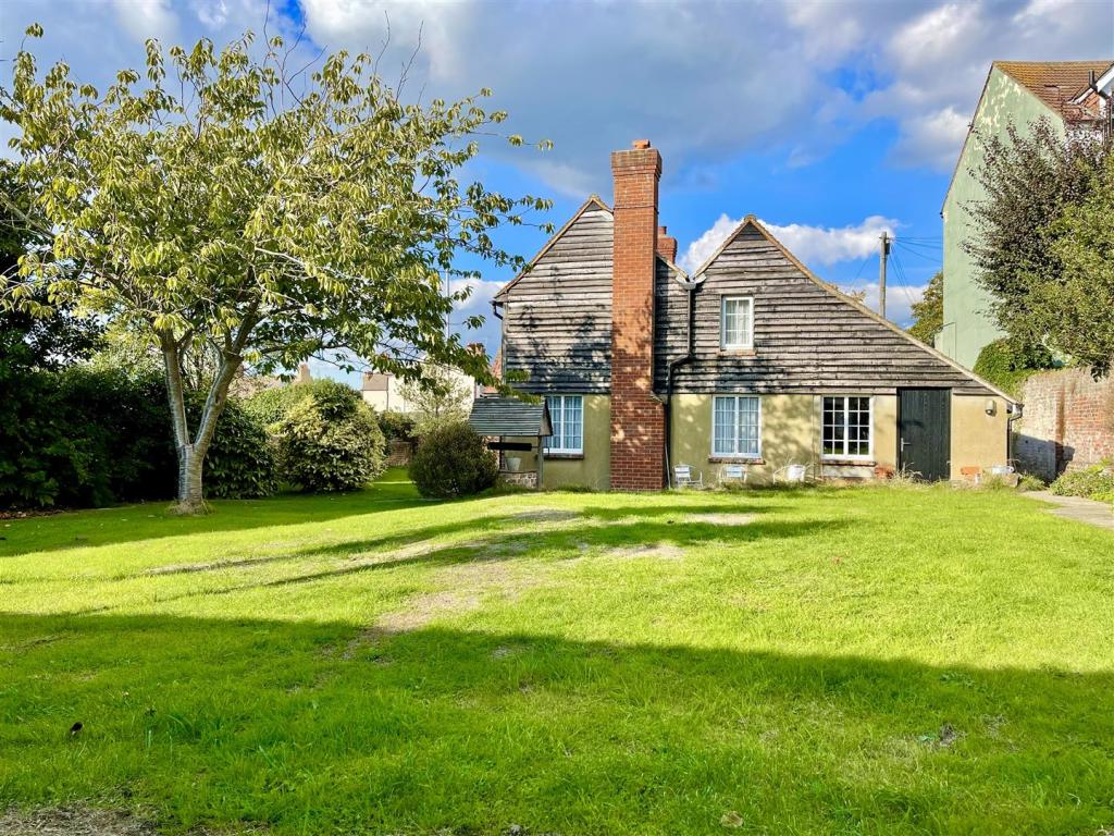 4 bedroom detached house for sale in Belle Hill, BexhillOnSea, TN40
