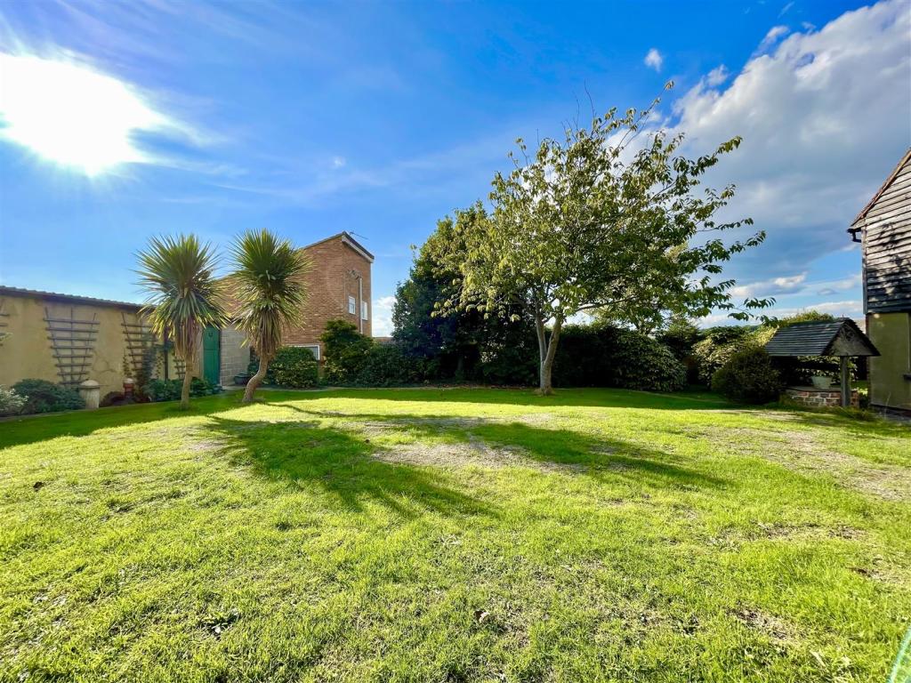 4 bedroom detached house for sale in Belle Hill, BexhillOnSea, TN40