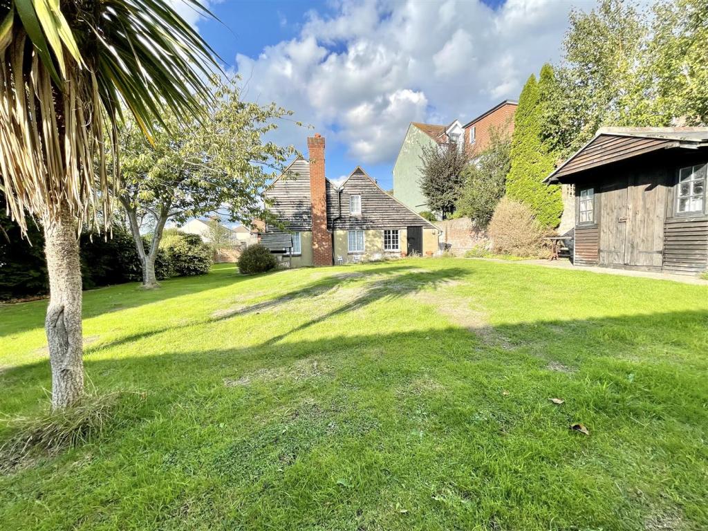 4 bedroom detached house for sale in Belle Hill, BexhillOnSea, TN40