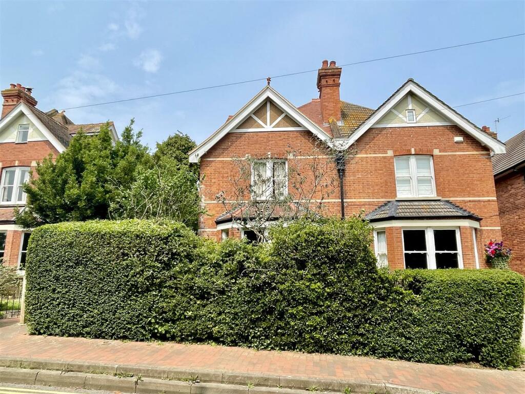 6 bedroom semidetached house for sale in Belle Hill, BexhillOnSea, TN40