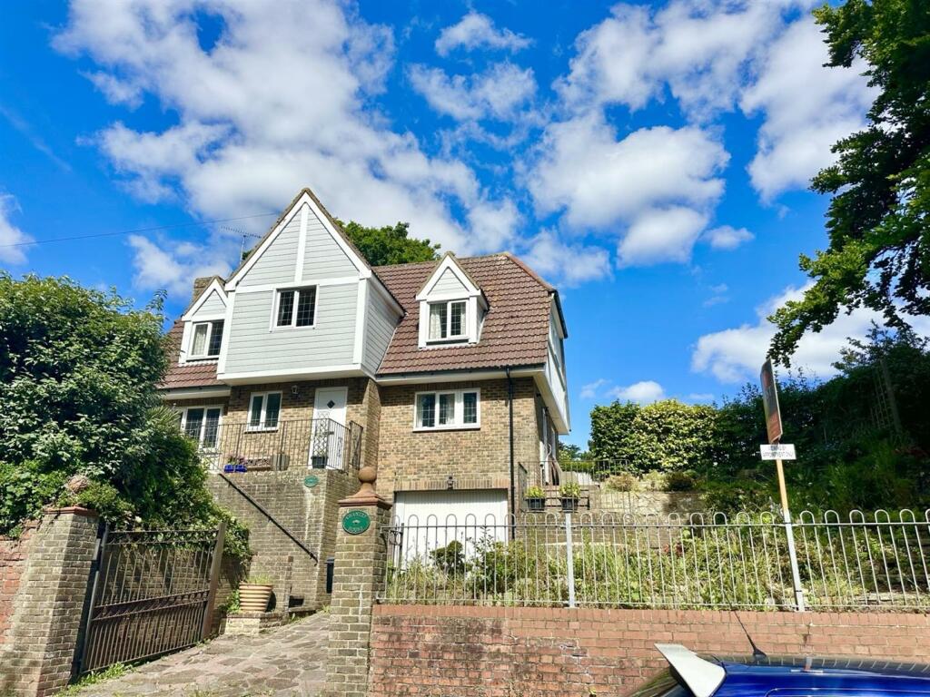 3 bedroom detached house for sale in Holliers Hill, BexhillOnSea, TN40