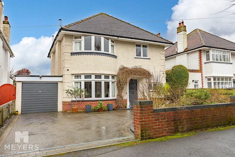 4 bedroom detached house for sale in Swanmore Road, East